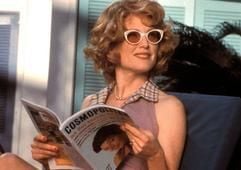 Das undatierte Szenenfoto zeigt Cathy Whitaker (Julianne Moore), die im neuen Kinofilm "Dem Himmel so fern" in einer Zeitschrift blättert. Cathy führt mit ihrem Mann Frank und ihren Kindern Mitte der 50er Jahre das gutbürgerlich Leben einer weißen Mittelstands-Familie in Amerika. Doch die Fassade beginnt zu bröckeln, als sich Chathy mit ihrem farbigen Gärtner einlässt und Frank seine bisher unterdrückte Homosexualität auslebt. (Foto: dpa)
