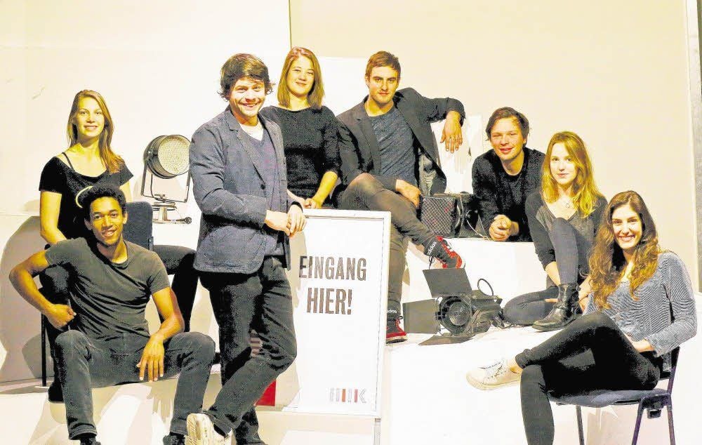 Sie alle wollen Schauspieler werden, die Studenten aus Leipzig, die jetzt die Neuen im Studio am NT sind: v.l. Marie Scharf, Benito Banse, Paul Maximilian Oldenburg, Sophia Platz, Paul Simon, Paul Maximilian Pira, Barbro Viefhaus und Mira Helene Benser.