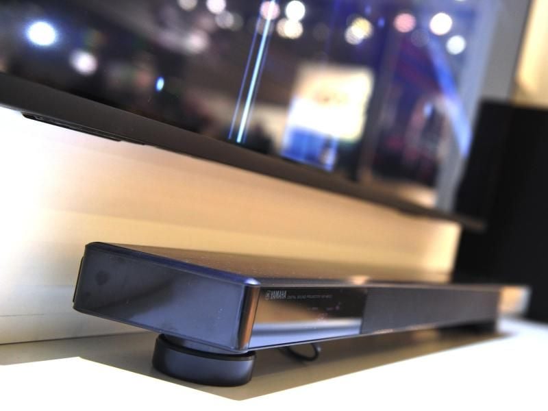 Die Soundbar ist oft der einfachste Weg, den Klang eines Flachbildfernsehers mit etwas Räumlichkeit zu bereichern. Foto: Andrea Warnecke