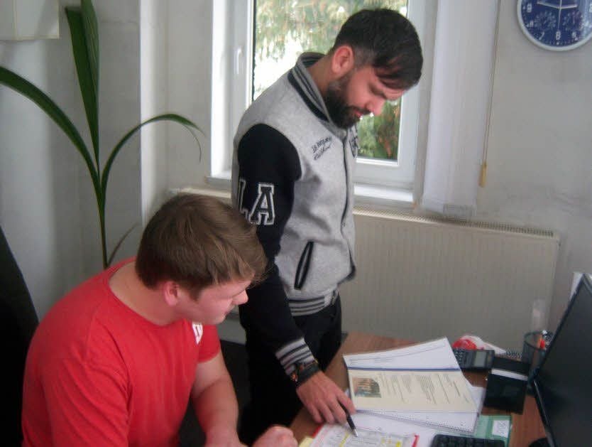 Tommi Thier (links) und Andreas Hänel kommunizieren beim Schulbusprojekt besonders eng miteinander.