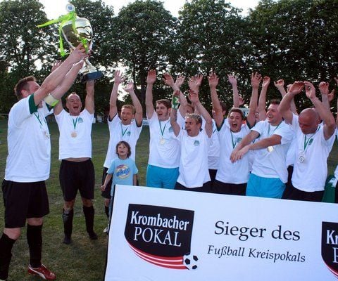 Die strahlenden Gewinner mit dem Kreispokal. (FOTO: RALF KANDEL)