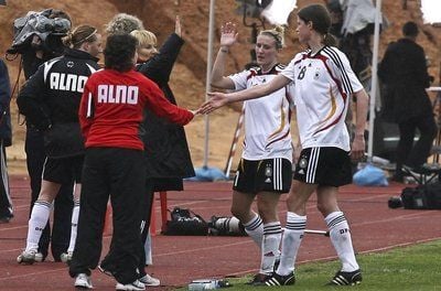 Kerstin Garefrekes und Anja Mittag freuen sich über den Erfolg