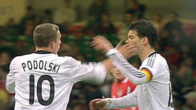 Lukas Podolski (l) geht im Affekt auf den deutschen Kapitän Michael Ballack beim WM-Qualifikationsspiel zwischen Wales und Deutschland am Mittwoch (01.04.2009) im Millennium Stadion in Cardiff los und trifft ihn an der Wange. (FOTO: DPA)