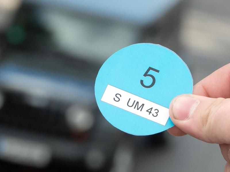 So könnte sie aussehen, die „blaue Plakette”. Foto: Bernd Weissbrod