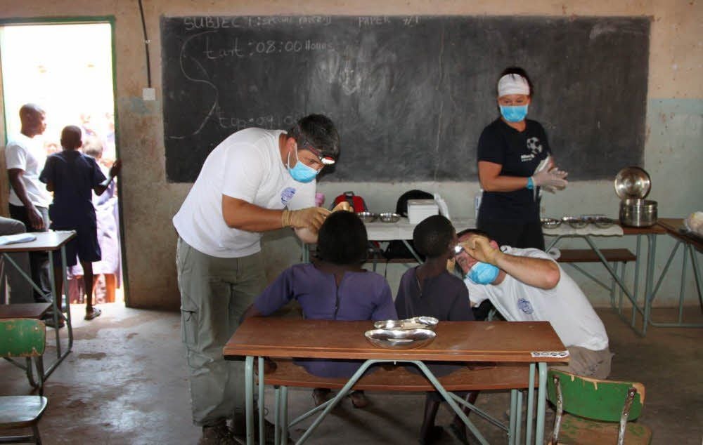 Sambia ist (zahn-)medizinisch extrem unterversorgt. Behandlungen auf dem flachen Land finden bisher, wenn überhaupt, unter einfachsten Bedingungen statt. Der von Thomas Baum und Marco Mathys gegründete Verein will Stationen in abgelegenen Dörfern mit Instrumenten und Technik ausstatten.