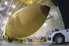 Die US-Weltraumbehörde NASA hat eine weitereHürde auf dem Weg zum Start eines Space Shuttles im kommenden Maigenommen. Der 47 Meter lange neu konstruierte Tank für die Raumfähre«Discovery» trat seine fast 1600 Kilometer lange Reise mit dem Schiffvon New Orleans (US-Bundesstaat Louisiana) zum Kennedy Space Centerin Florida an. (Foto: dpa)