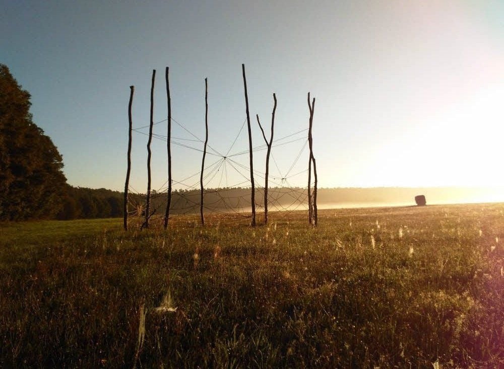 Ein Bild mit Symbolik, aufgenommen an der Skulpturenwiese Bülzig: Der Naturpark Fläming vernetzt alle, die sich dem Erhalt von Natur und Landschaft sowie der Förderung einer nachhaltigen Nutzung verpflichtet fühlen.