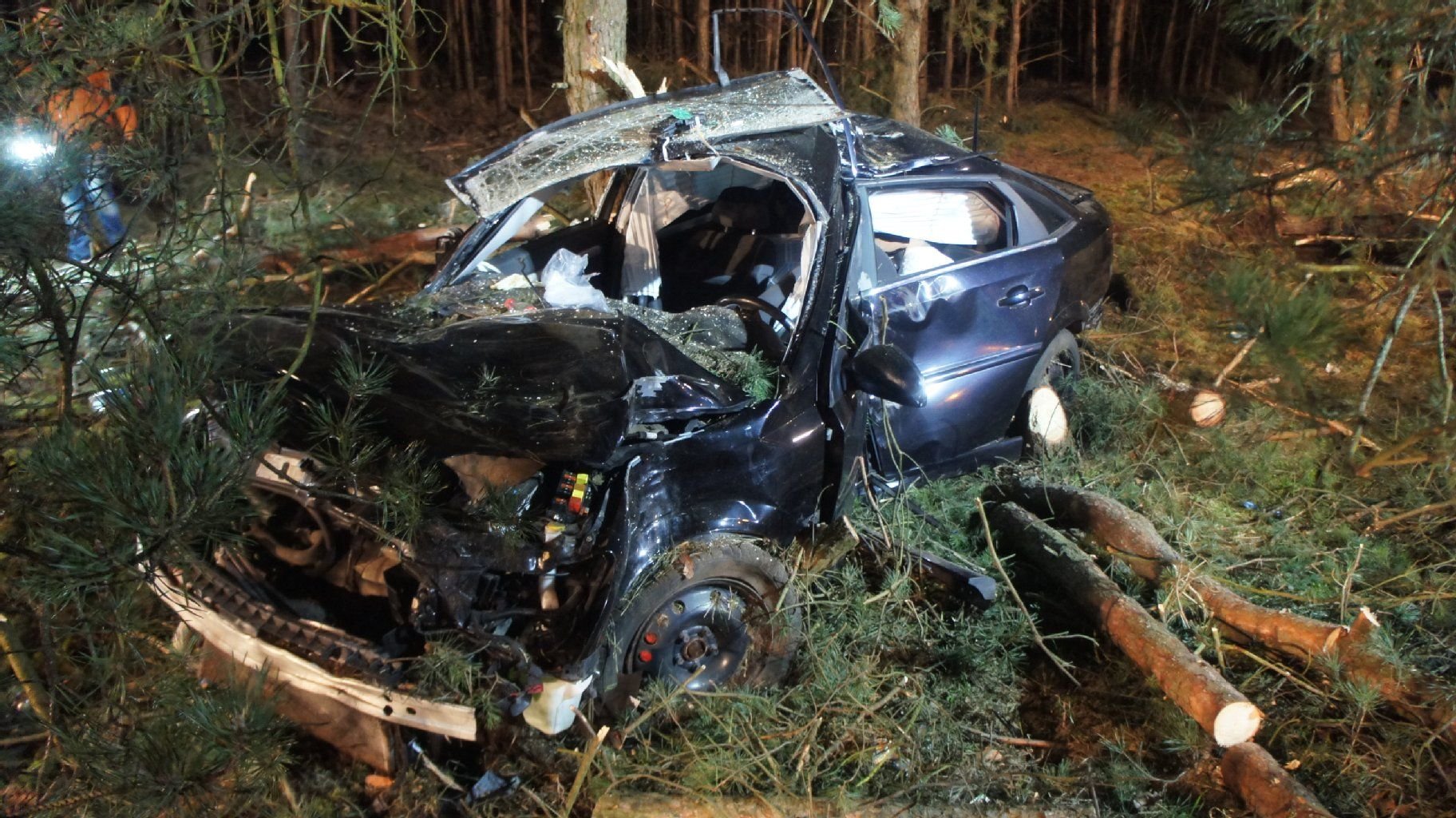 Das Autowrack nach dem schweren Unfall auf der B 189 Dolle und Stendal