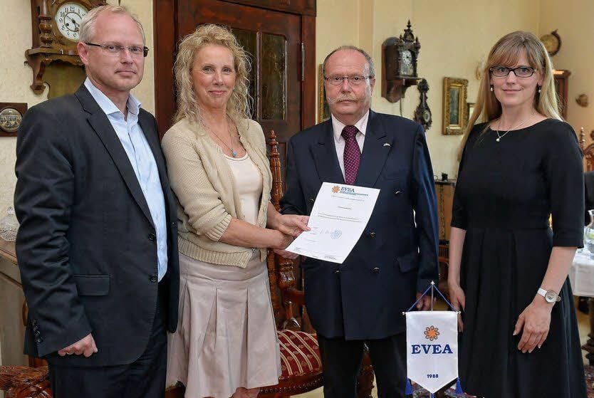 Carl-Michael Rösch (2.v.r.) erhält die Ernennungsurkunde von Kristi Kracht, Präsidentin des Verbandes EVEA, im Beisein von Wirtschaftsdiplomatin Kristiina Omri (r.) und Peter Voecks, Leiter des Sachsen-Anhalt-Büros in Estland.