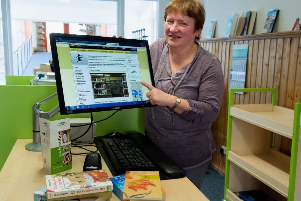 Heike Wust, die Leiterin der Stadtbibliothek Braunsbedra, zieht nach der Einführung der Online-Ausleihe ein positives Fazit.