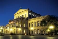 Nicht zu verfehlen - gerade fünf Minuten zu Fuß vom Hauptbahnhof entfernt steht Hannovers Opernhaus. Während der CeBIT wird dort beispielsweise «Die Hochzeit des Figaro» oder «Eine Nacht in Venedig» aufgeführt. (Foto: dpa)