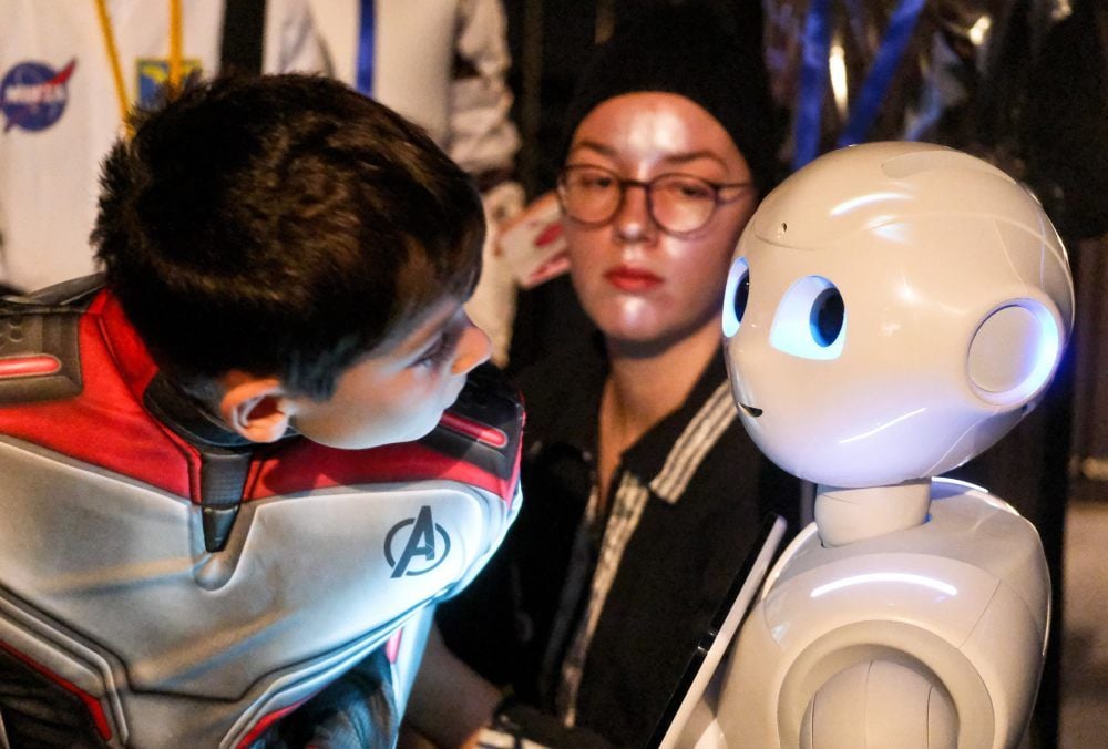 Hallo Thea, wie geht’s? Der Roboter aus dem Uniklinikum war zu Gast im Thalia.
