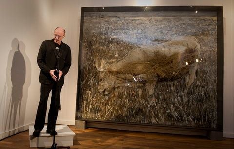 Der Künstler Anselm Kiefer spricht in der Villa Schöningen in Potsdam bei der Eröffnung seiner Ausstellung «Europa». (FOTO: DAPD)