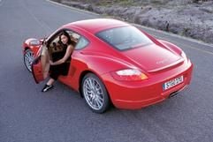 Sportwagen mit großer Klappe: Der Stauraum im Heck des Cayman beträgt 410 Liter - deutlich mehr als im Basismodell Boxster. (Foto: dpa)