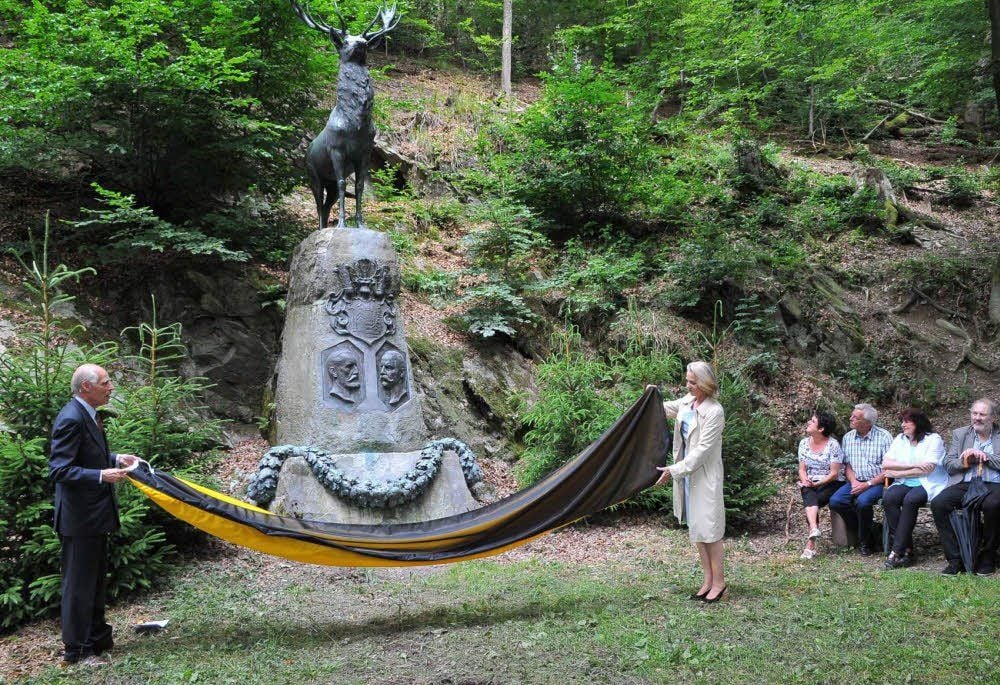 Sylviane Fürstin zu Stolberg-Stolberg und Jost Christian Fürst zu Stolberg-Stolberg enthüllten das wieder komplette Denkmal.