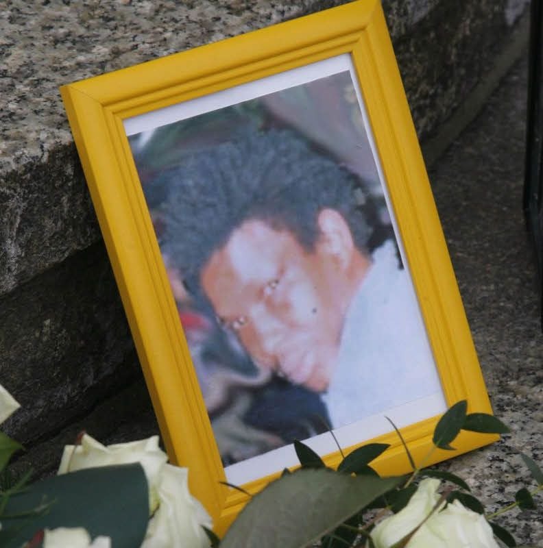Ein Foto vor dem Polizeirevier in Dessau erinnert an Oury Jalloh.