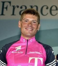 Jan Ullrich lacht im Juni 2001 im Trikot vom zum Team Telekom in die Kamera. (Archivfoto: dpa)