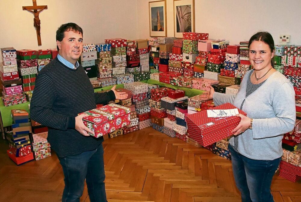 Mareike und Folker Blischke freuen sich über die Spendenbereitschaft vieler Menschen aus dem ganzen westlichen Kreisgebiet, die mit viel Freude Weihnachtspäckchen für bedürftige Kinder gepackt haben. Auch das Pfarrerehepaar hat mit seinen Kindern drei Päckchen gefüllt.