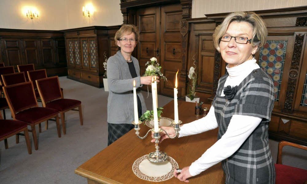 Regina Weigelt (r.) und ihre Kollegin Martina Storch bereiten das Trauzimmer im Bernburger Rathaus vor. Es ist über die Grenzen der Saalestadt hinaus beliebt.