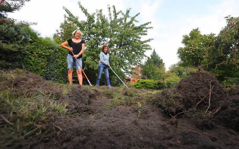 Ingrid Gebhardt (r.) mit Nachbarin Sabine Baumbach im zerwühlten Garten