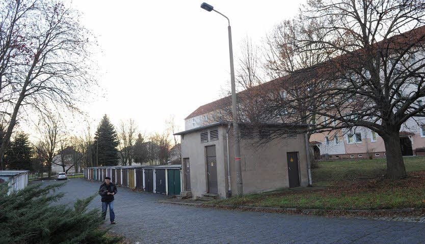 Der rote Streifen an der Laterne heißt, das Licht ist abgeschaltet.