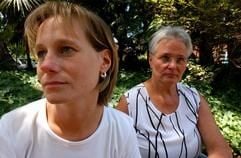 Marion Schmidt (l) und ihre Mutter Elisabeth Sehr sind den Söhnen von Marion Schmidt nach Australien nachgereist. Ihr Vater hatte sie hierhin entführt. (Foto: dpa)