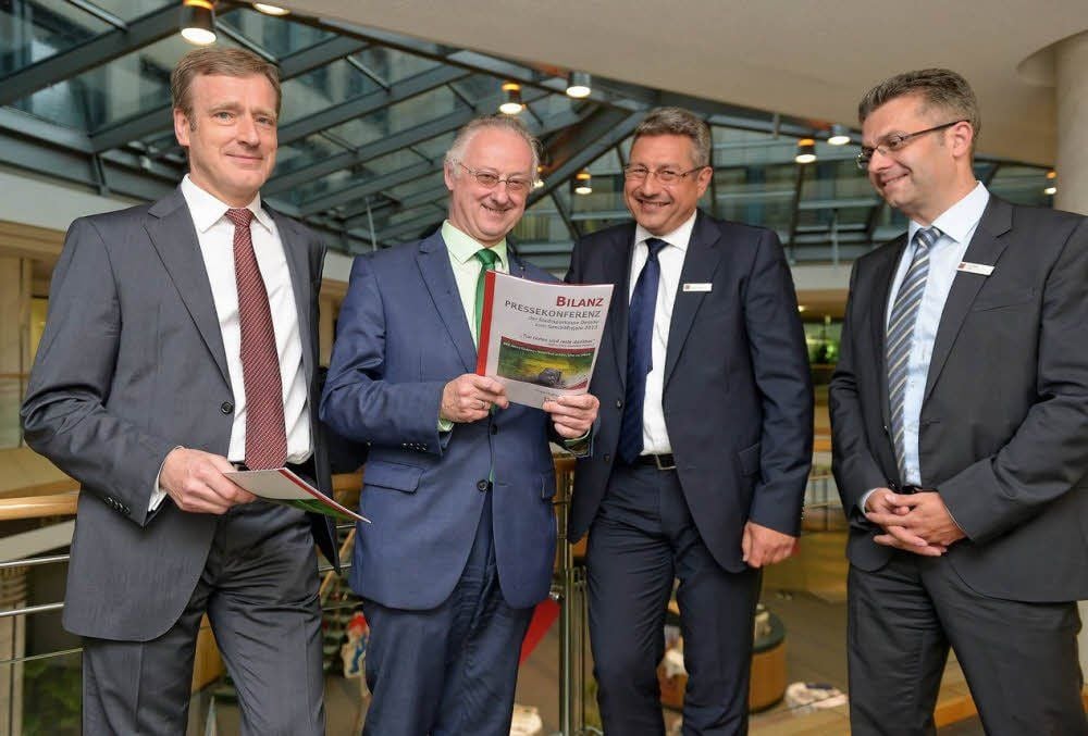 Sparkassen-Vorstand Konrad Dormeier, Oberbürgermeister Klemens Koschig, Mario Taesch und Matthias Crain von der Sparkasse stellten am Donnerstag die Bilanz vor.