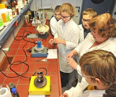 Das Schülerlabor lädt wieder zum Experimentieren ein.