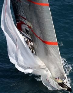 Die Schweizer Yacht Alinghi segelt am Sonntag (21.05.2006) vor Valencia im Act 11, einer Vorbereitungsregatta zum America´s Cup. Der Titelverteidiger muß den America´s Cup im Juni 2007 gegen den Sieger der Vorbereitungsregatten verteidigen. Alinghi gewann den Act 11 mit großem Vorsprung. (Foto: dpa)