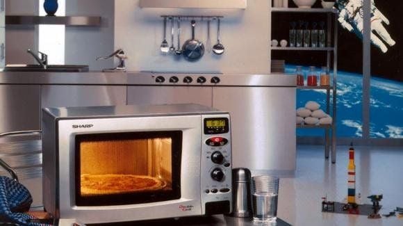 Ingenieur Percy Spence entdeckte zufällig, dass Nahrung per Mikrowellenstrahlung erwärmt werden kann.