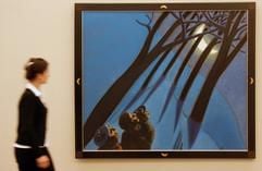 Eine Frau läuft im Museum der bildenden Künste in Leipzig am Ölbild «Drei Männer betrachten den Mond» (1990) des Malers Wolfgang Mattheuer (1927-2004) vorbei. (Foto: dpa)