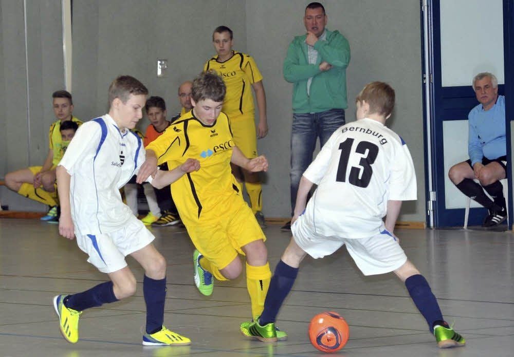 Endrunden-Torschützenbester Jan-Erik Wasserberg (Mitte/Schwarz-Gelb) wird von Eddie Kümmel (links) und Hannes Pietzsch gestoppt. Askania gewinnt das Stadtduell 1:0 und wird später Landesmeister.