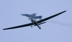 Ein Phantom-Abfangjäger der Bundeswehr (hinten) kreist am Himmel über Frankfurt am Main um eine einmotorige Sportmaschine, mit der ein offenbar verwirrter Pilot droht, in ein Hochhaus zu stürzen. (Foto: dpa)