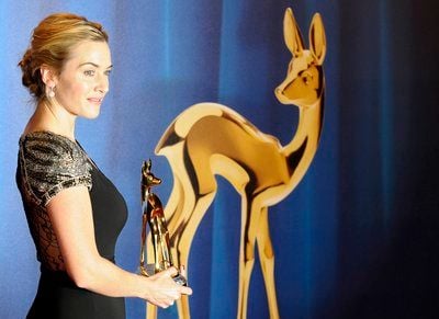 Die britische Schauspielerin Kate Winslet posiert in Potsdam bei der Bambi-Verleihung mit ihrem Preis in der Kategorie «Schauspielerin international». (FOTO: DDP)