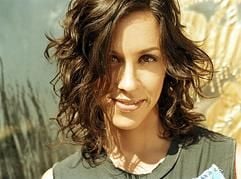 Die kanadische Musikerin Alanis Morissette (Foto von 2004). Sie zählt zu den erfolgreichsten Musikerinnen der 90er Jahre. Mit ihren neuen Album "So called Chaos" entfernt sie sich einen Schritt von der alternativen Rock-Musik, mit der sie berühmt geworden ist, hin zum Pop. (Foto: dpa)