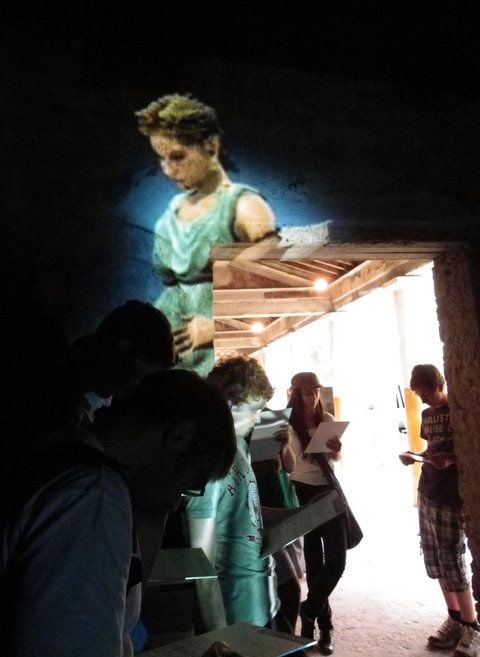 Das Ende: Die schwangere Tochter des Polybius' erscheint im heutigen Pompeji stumm und entsetzt als Hologramm. (FOTO: DPA)