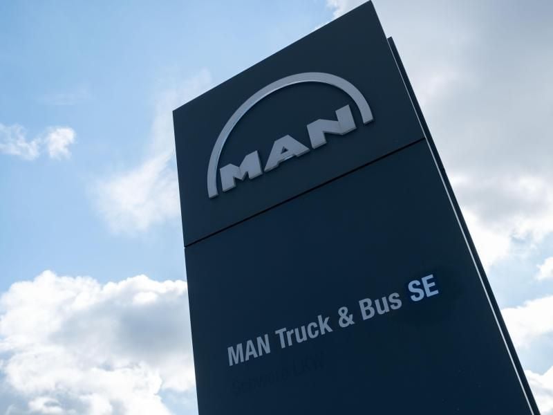 Das Logo des MAN-Konzerns vor dem Firmengelände in Salzgitter. Foto: Peter Steffen/dpa