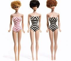 Magersüchtige Dauerwellen: Drei von rund 4000 historischen Barbie-Puppen aus der bei Christies's zu versteigernden Sammlung. (Foto: dpa)
