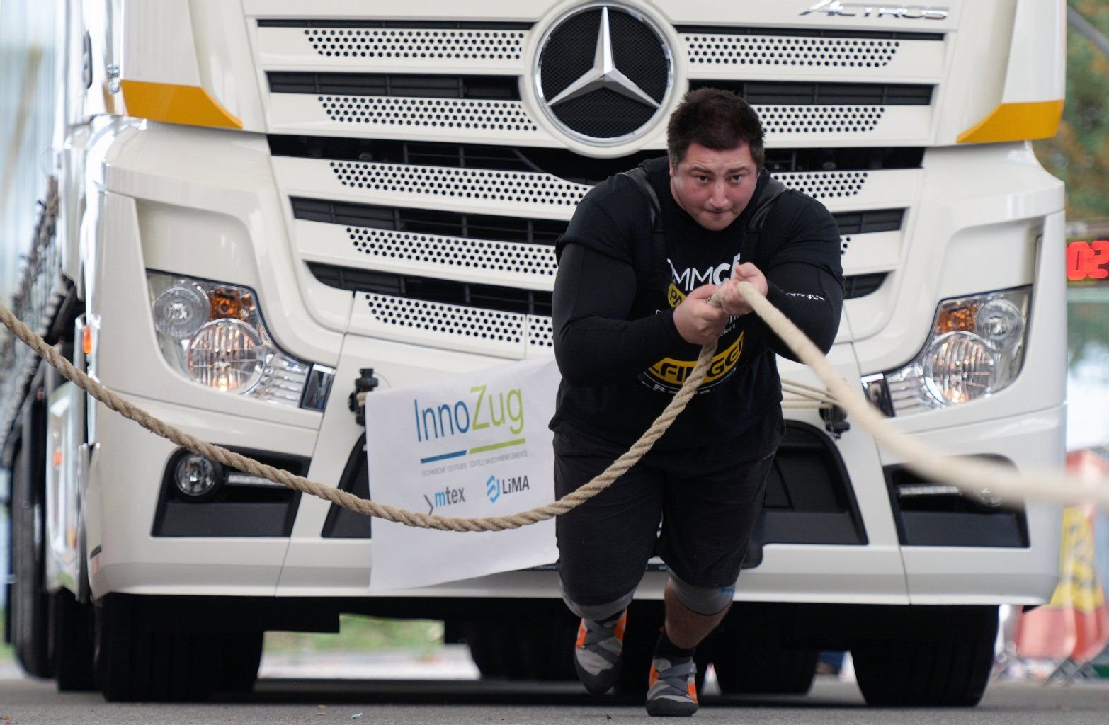 Einen 15-Tonnen-LKW zieht der neue Deutsche Meister im LKW-Ziehen, Dennis Kohlruss aus Rastatt, am 13.10.2013 bei der Deutschen Meisterschaft im Truck-Pull in Chemnitz.