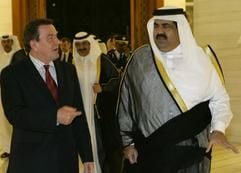 Bundeskanzler Gerhard Schröder wird am Dienstag (01.03.2005) in Doha, der Hauptstadt von Katar, vom Emir, Scheich Hamad Bin Chalifa Al-Thani (r), empfangen. Der Besuch von Bundeskanzler Gerhard Schröder in Katar ist Teil einer siebentägigen Reise in sieben Länder der arabischen Halbinsel. Schröder will dabei für den Absatz deutscher Waren werben und die politische Zusammenarbeit mit den Golfstaaten ausbauen. (Foto: dpa)
