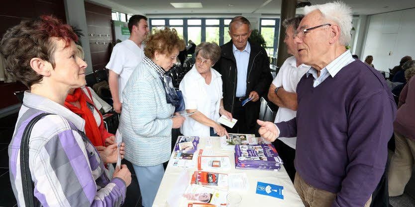 Eberhard Lawrenz (r.) im Gespräch mit Gästen.