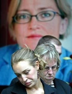 Schweden weint. Trauernde vor einem Bild Abnna Lindhs in dem Kaufhaus, in dem die Außenministerin ermordet wurde. (Foto: dpa)