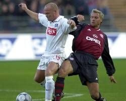 Zweikampf zwischen Thorsten Fink (FC Bayern) und