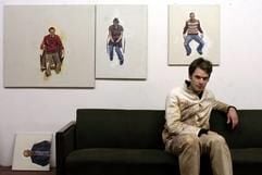 Der Maler Steven Black sitzt auf einer Couch in seinem Atelier in Leipzig, aufgenommen am 12.02.2004. Der Australier, der seit 7 Jahren in Deutschland lebt, ist Meisterschüler und zählt zu den "Sternchen am Kunsthimmel" der Leipziger Hochschule für Grafik und Buchkunst (HGB). Die Schule entwickelt sich zum Zentrum international erfolgreicher Nachwuchskünstler. Nicht nur die Maler Neo Rauch, Tim Eitel oder Til Baumgärtel lernten hier und wurden hier entdeckt. Experten sprechen bereits von der "Neuen Leipziger Schule, in Anlehnung an die legendäre Ära von Wolfgang Mattheuer, Bernhard Heisig und Werner Tübke. (Foto: Peter Endig, dpa)