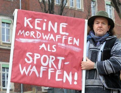 Mit einem Protestplakat mit der Aufschrift steht der Liedermacher Gerhard Schöne vor der Freien Werkschule im sächsischen Meißen. (FOTO: DPA)