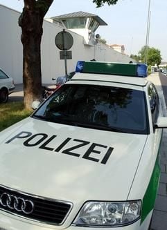 Ein Polizei-Streifenwagen steht am Montag vor der Justizvollzugsanstalt Stadelheim in München. In dem Untersuchungsgefängnis begann unter schärfsten Sicherheitsvorkehrungen der neue Prozess gegen einen mutmaßlichen Auftragsmörder der Russen-Mafia, Alexander Bor (49).(Foto: dpa)