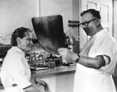 Der deutsche Chirurg und Urologe Dr. Werner Forßmann mit seiner Ehefrau Elisabeth, ebenfalls Urologin, in seiner Klinik im rheinland-pfälzischen Bad Kreuznach beim Beurteilen eines Röntgenbildes. (Foto: dpa)