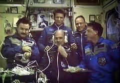 In der Arbeits-Kajüte der Weltraumstation ISS empfangen die Teilnehmer der achten Expedition, der Russische Kosmonaut Alexander Kaleri (l) und NASA-Astronaut Michael Foale (r), die neue Weltraum-Mannschaft. Die Crew besteht aus dem Russischen Kosmonauten Gennady Padalka (2.l), dem ESA-Astronauten Andre Kuipers (Mitte) und dem NASA-Astronauten Michael Fincke (2.r). (Foto: dpa)