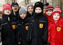 Als erste brandenburgische Schule hat die Max-Dortu-Grundschule in Potsdam Schuluniformen eingeführt, die von den Erstklässlern erstmals offiziell in der großen Pause auf dem Schulhof getragen werden (Archivfoto vom 26.01.2006). (Foto: dpa)