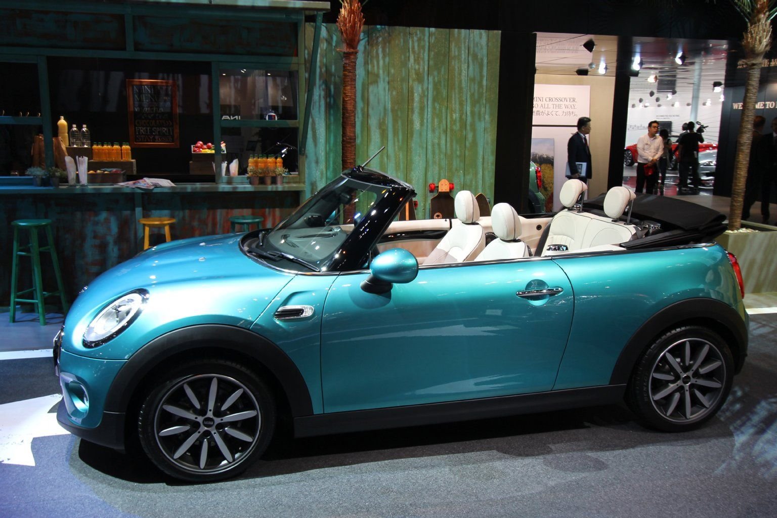 Das Mini Cabrio kann in Tokio schon besichtigt werden. In den Handel kommt es erst im Frühjahr 2016.